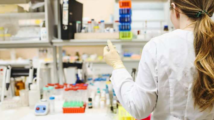 persoon staat in het laboratorium