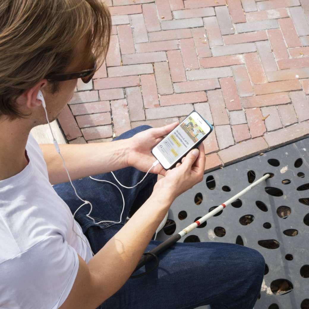 Student gebruikt mobiel