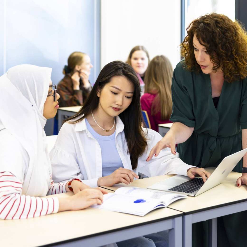 Docent International Business aan de HAN geeft uitleg over de lesstof aan haar studenten