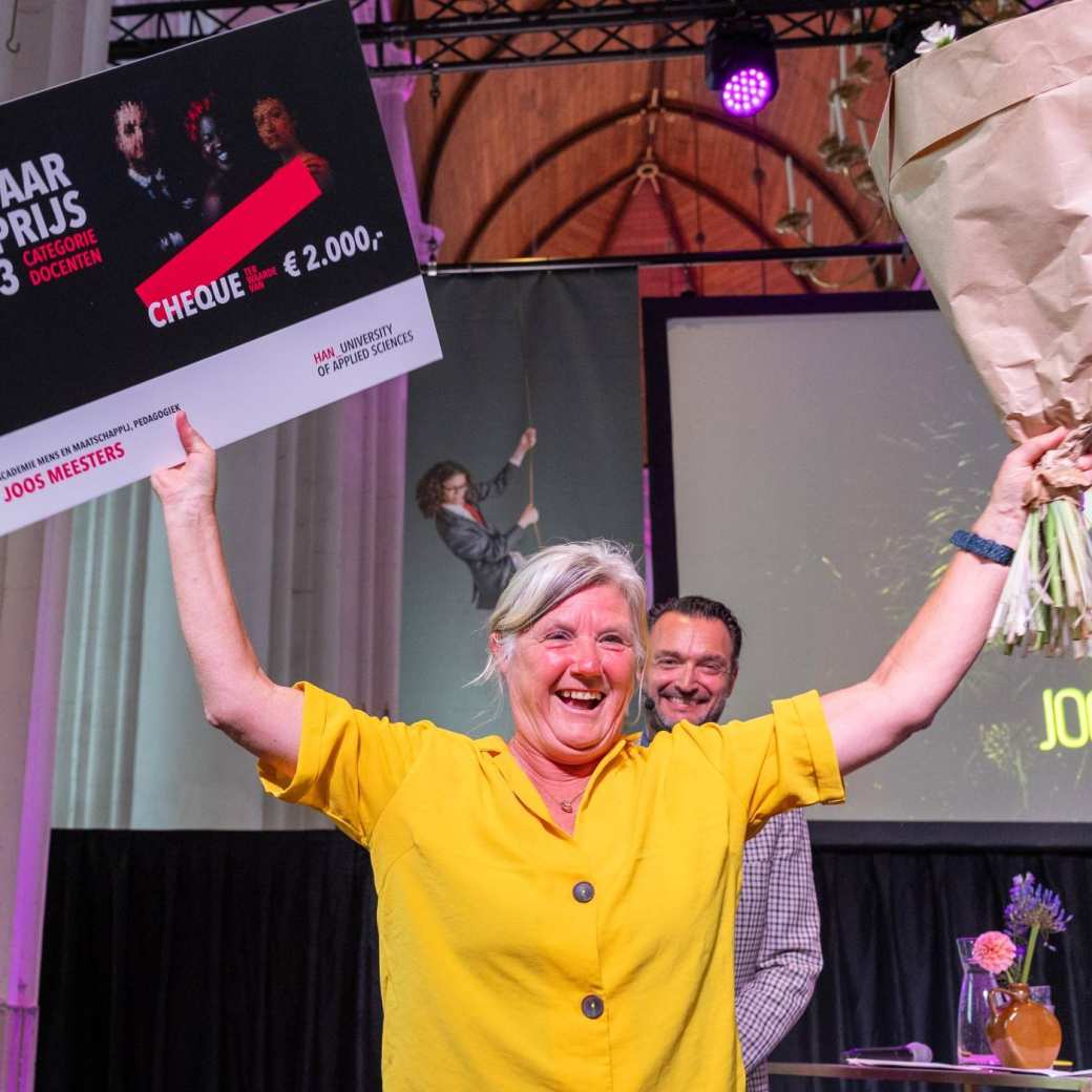 Docent Joos Meesters neemt de HAN Prijs in ontvangst in de Stevenskerk in Nijmegen