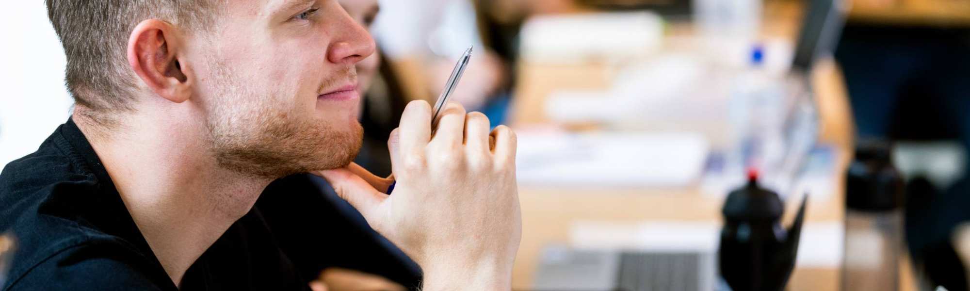 sportkunde deeltijd student luistert aandachtig in de klas