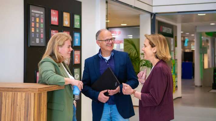 Deelnemers en docenten van de post-hbo opleiding Bedrijfskunde, in gesprek met elkaar op het plein voor Ruitenberglaan 31