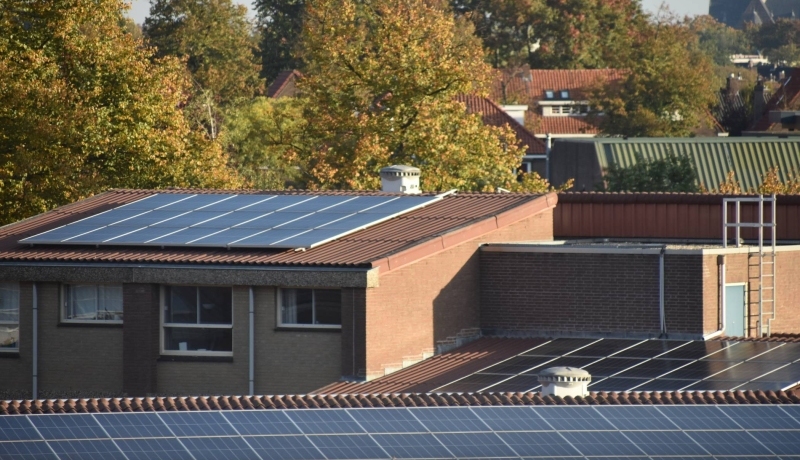 Zonnepanelen op daken in regio Nijmegen/Arnhem.