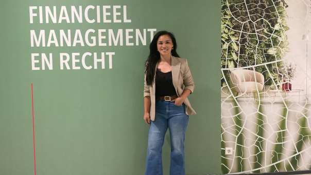 Kiki Gerritsen in het gebouw van de HAN bij de afdeling financieel management.