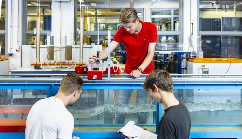 3 studenten experimenteren in het waterlab