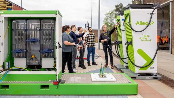 Studenten Technische Bedrijfskunde - Future (y)our Energy hebben overleg met elkaar en met hun docent coach