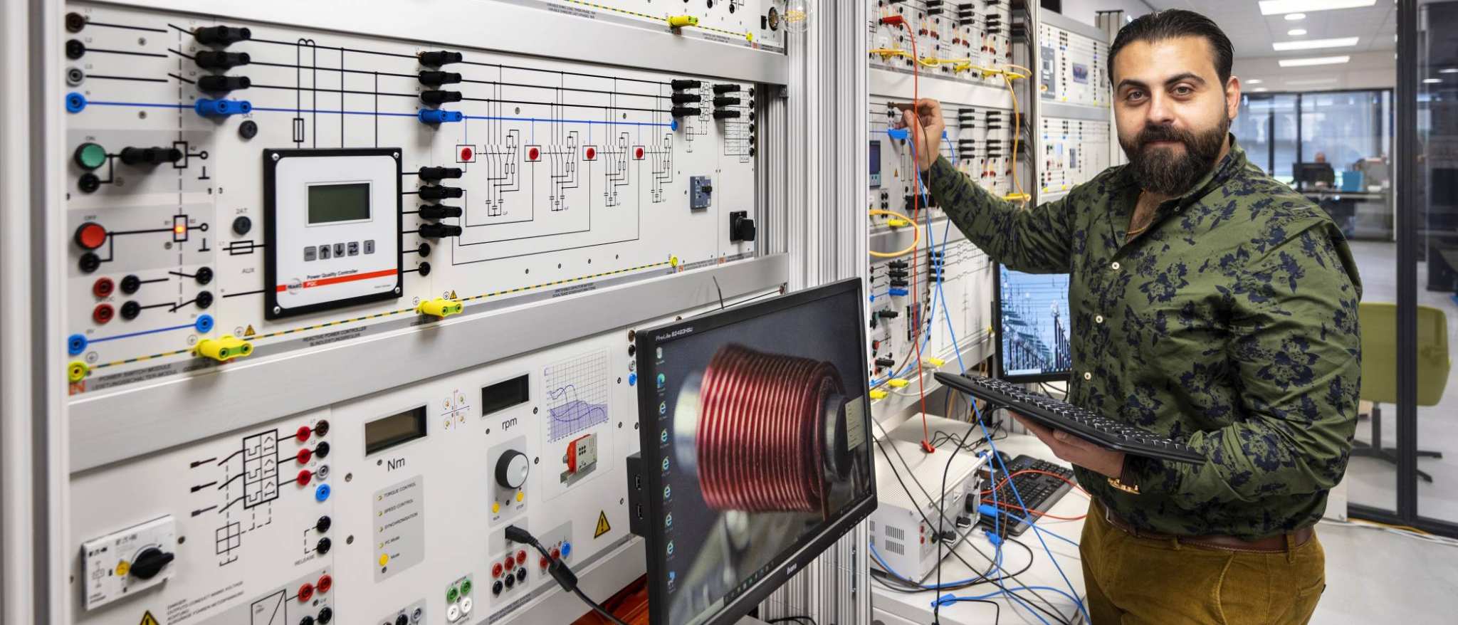 Orwa Al Bitar bij de knoppenkast.SEECE, SEE, HAN WATTS, Powerminor, deeltijd Elektrotechniek, Lectoraat Meet- en Regeltechniek, Lectoraat Duurzame Energie, Lectoraat Balanced Energy Systems.