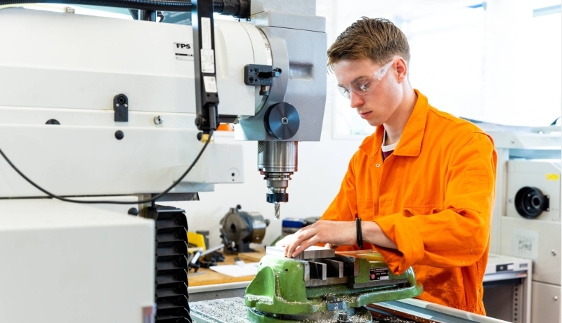 Mechanical Engineering - Werktuigbouwkunde - student working behind a machine in the lab