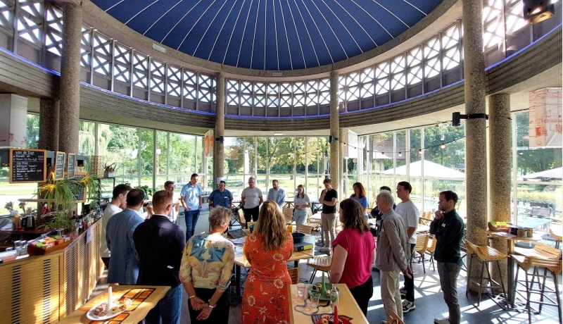 Studenten en docenten van de MIAM doen een kennismakingsspel in het T-huis in Arnhem.