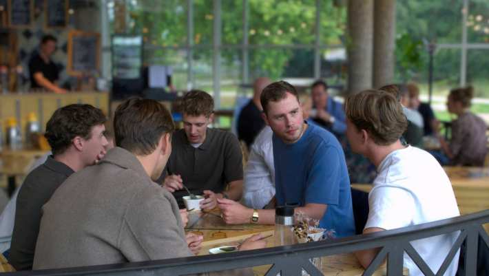 Nieuwe studenten van de Master Integraal Adviseur MKB lunchen samen op de introductiedag.