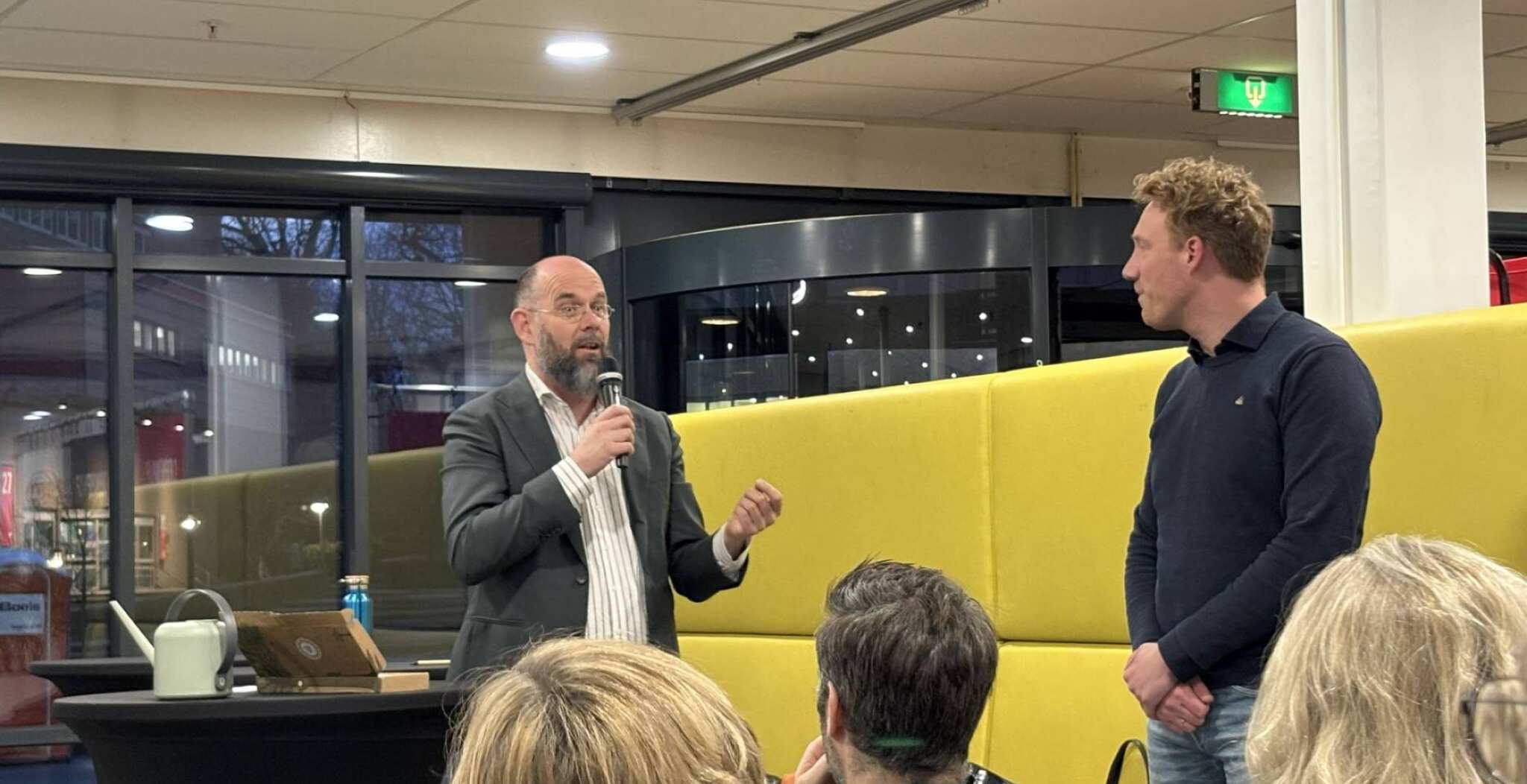 Pijke den Ambtman overhandigt de position paper namens alle deelnemers aan Rob Verhofstad.