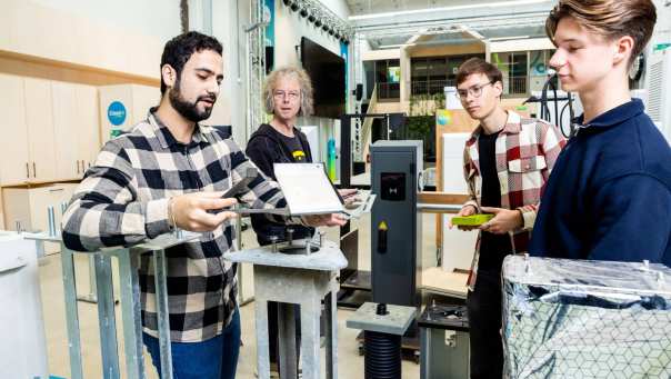 Studenten (met docent) van de tweejarige hbo-opleiding Technische Bedrijfskunde ‘Future (y)our Energy