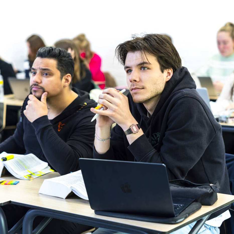 2 studenten tijdens de les