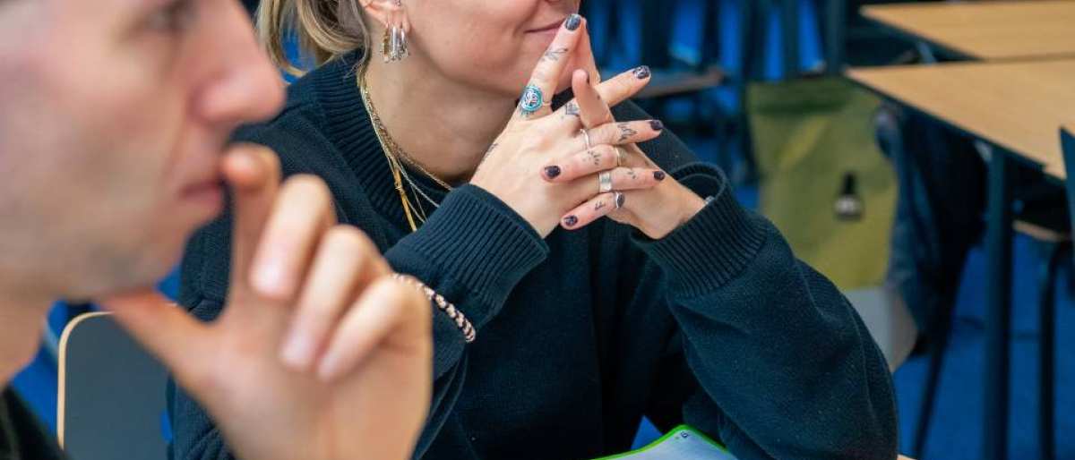 AMM LLO studenten Glenn en Isa tijdens les Social Work deeltijd