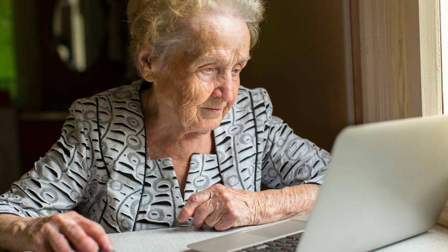 oudere dame achter laptop  samen beslissen