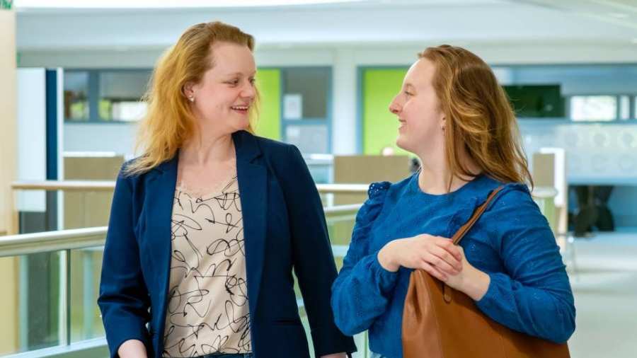 student van de opleiding HAN Bedrijfskunde in gesprek met een docent