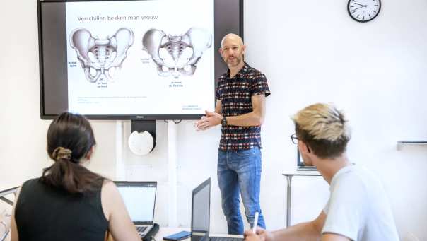 Docent Medische Hulpverlening geeft uitleg aan studenten