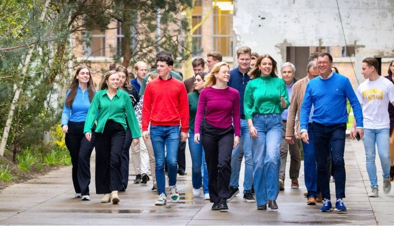 Studenten circulaire economie lopen voor het gebouw.