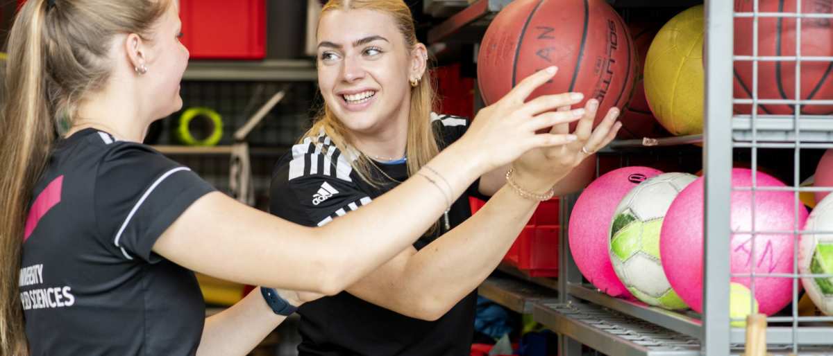 sport sportkunde en alo studenten en docenten op sportveld en gymzaal