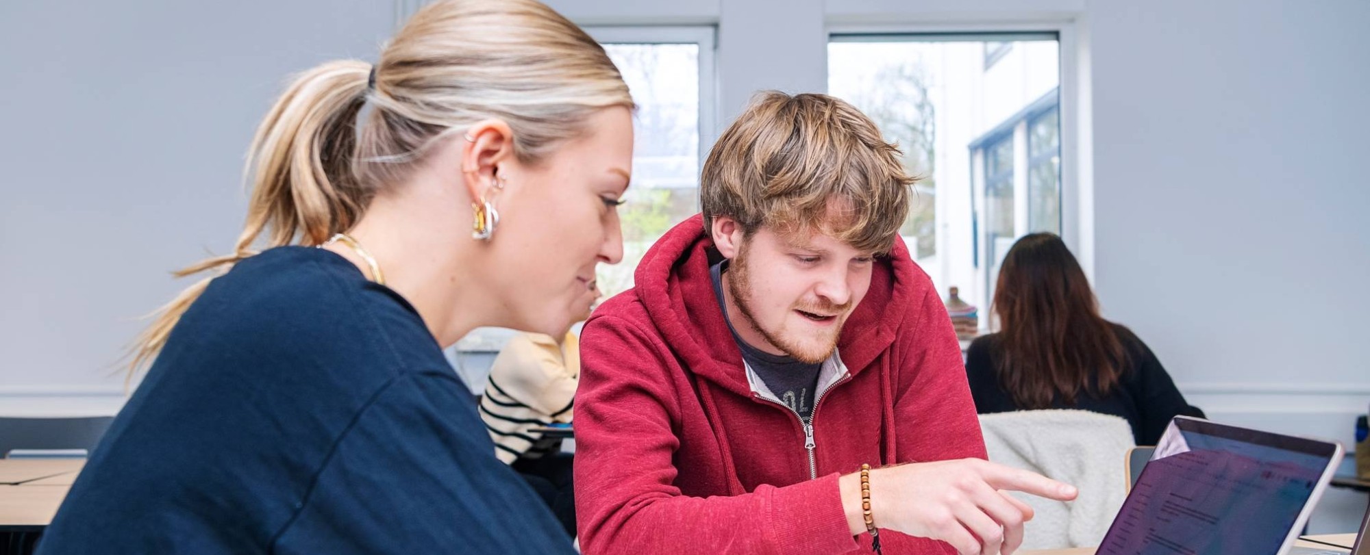 AMM LLO Joey en Isa tijdens les Social Work deeltijd