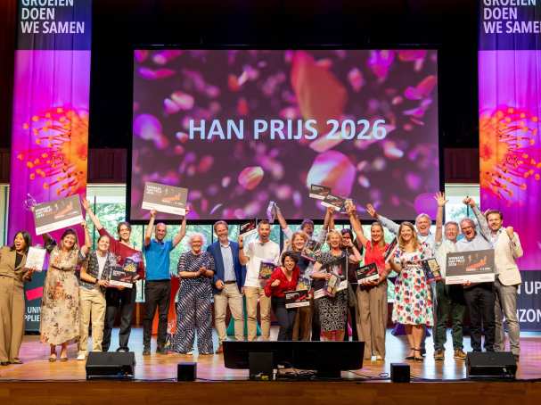 De winnaars van de HAN prijzen, met genomineerden op het podium