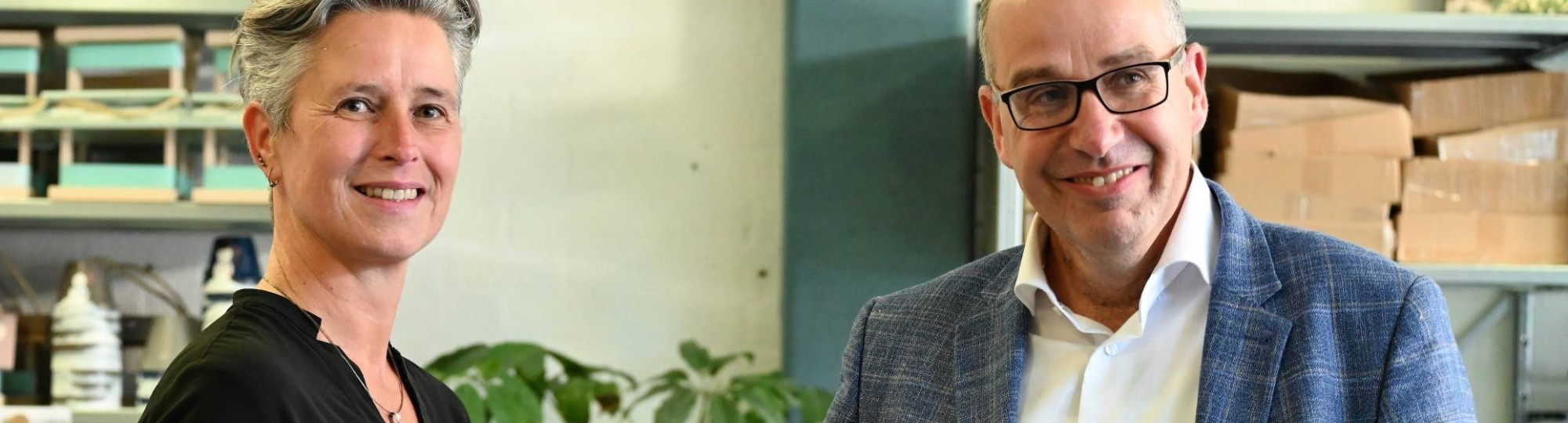 HAN onderzoeker Carinda Jansen overhandigt de gids behorend bij onderzoek Signaleren, bespreekbaar maken en doorbreken van armoede aan wethouder Aart Slob van Gemeente Lingewaard.