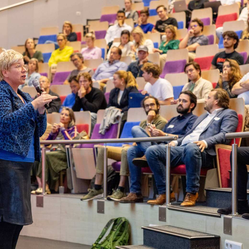 Lianne Herms van het Business Service Center vertelt de deelnemers van de Masterclass AI over het programma