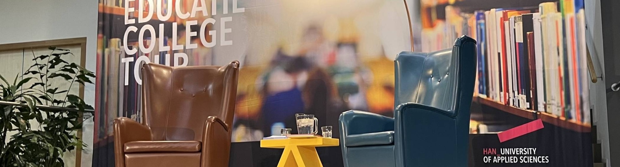 leeg podium met twee stoelen voor de Educatie Collegetour bij de HAN Academie Educatie