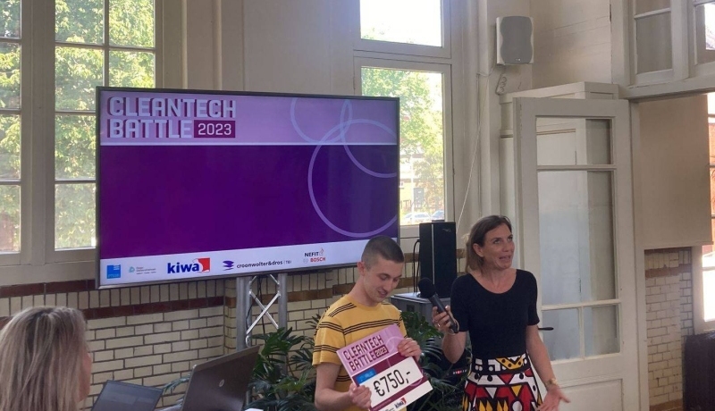 Bart Wegh, student Industrieel Product Ontwerpen (IPO) aan de HAN, neemt de eerste prijs van de Cleantech Battle 2023 in ontvangst, een cheque t.w.v. 750 euro voor zijn biobased vleermuiskast ontwerp.