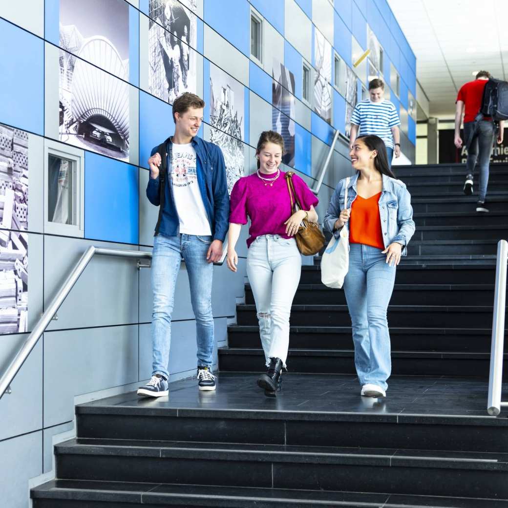 studenten op de trap van de locatie han built environment