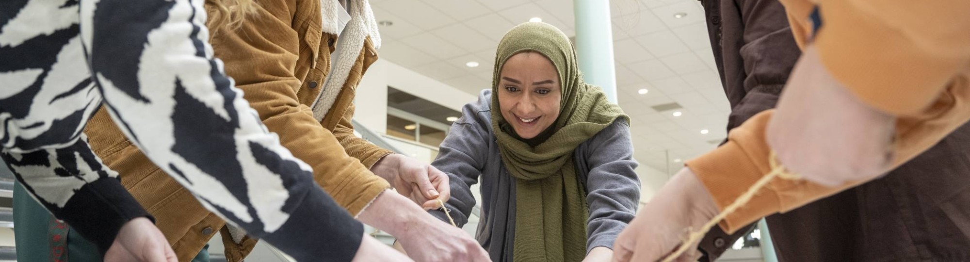 Studenten en docent spelen een stiftspel