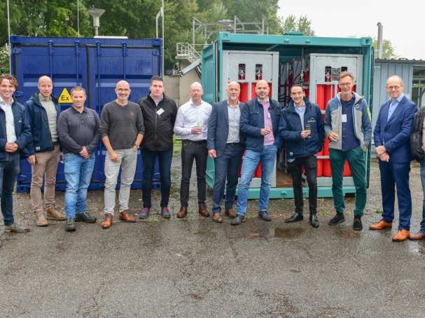 Groepsfoto pilot duurzame brandstofketen waarin het Lectoraat Automotive Research een rol in heeft gespeeld