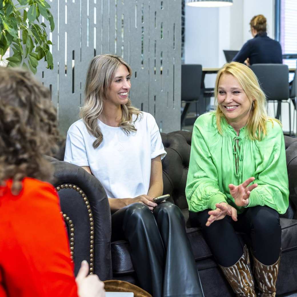 3 studenten master integraal adviseur MKB in gesprek op een bank.