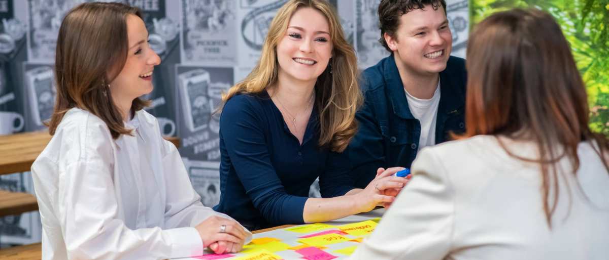 Commerciële Economie groep studenten bij de Brew in gesprek