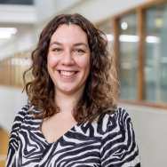 Portretfoto Carmen Quint, zwart gestreepte blouse