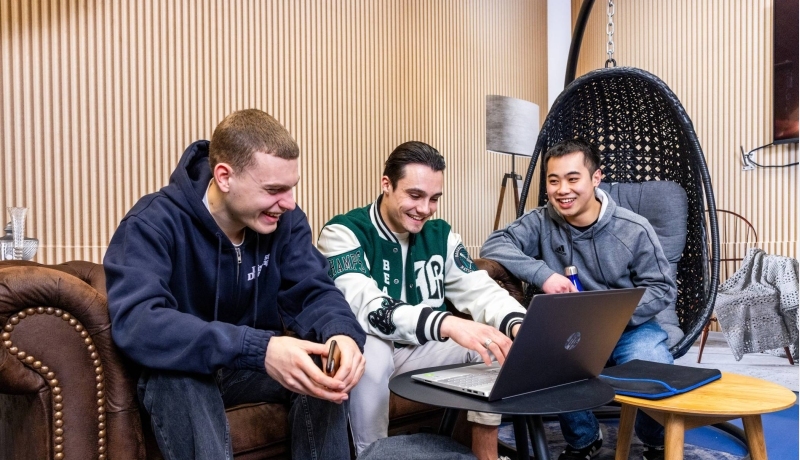 Studenten 2-jarige opleiding Logistiek aan het werk