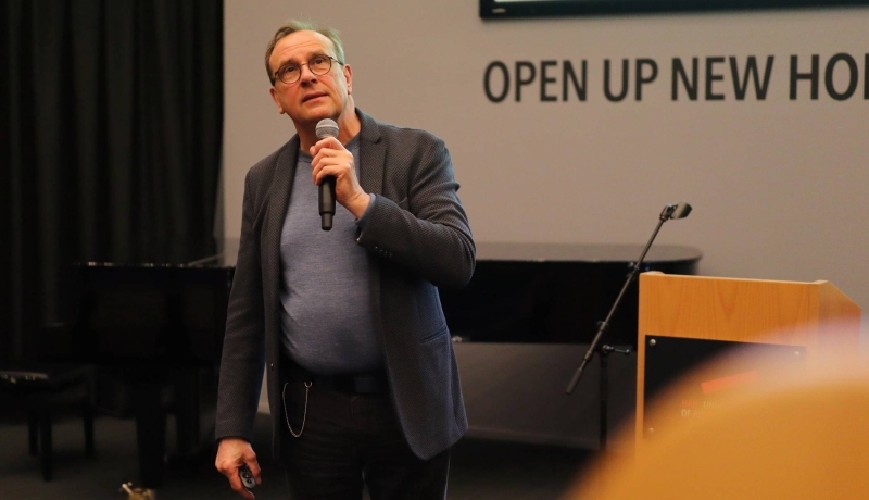 Paul van der Lecq geeft college aan propedeusestudenten van de Academie Financieel Economisch Management. Locatie auditorium R31.