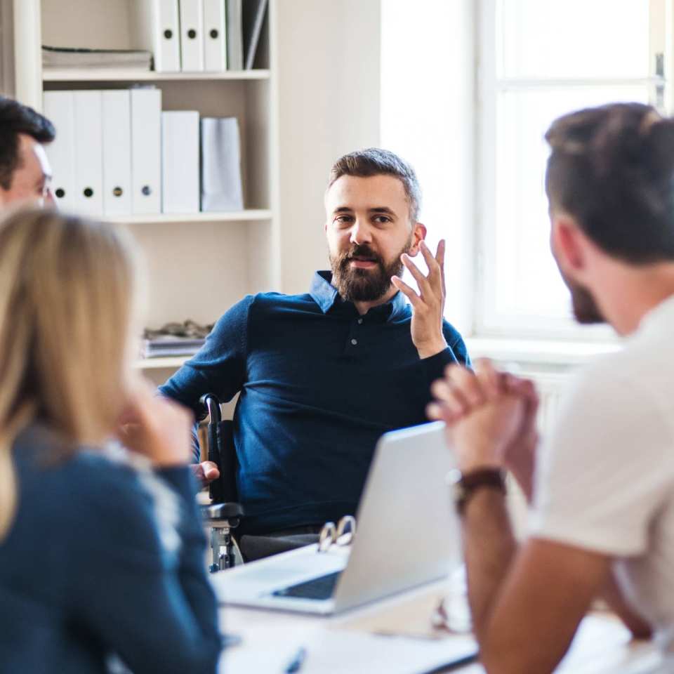 collega's in gesprek op kantoor