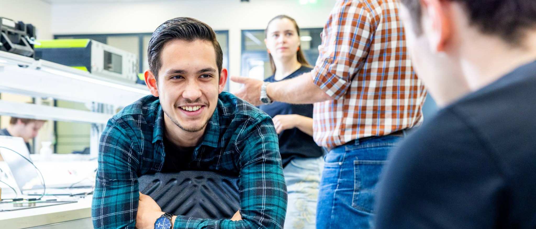 Embedded systems engineering student Lorenzo zit op het soldeerplein.