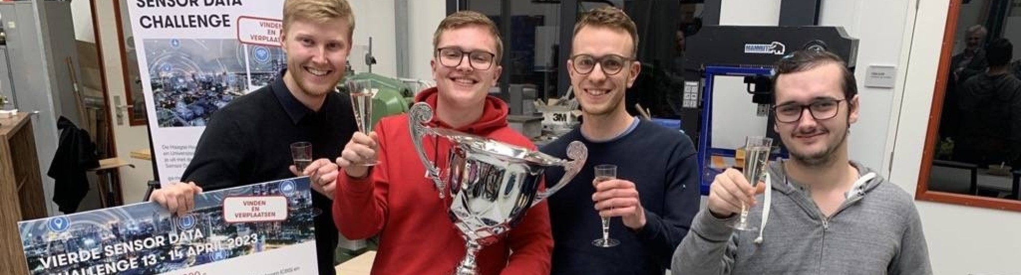 Foto van de winnaars van de Sensor Data Challenge 2023. Van links naar rechts Thomas Lautenbach, Jordi Pluk, András Ligeti en Vincent de Man.