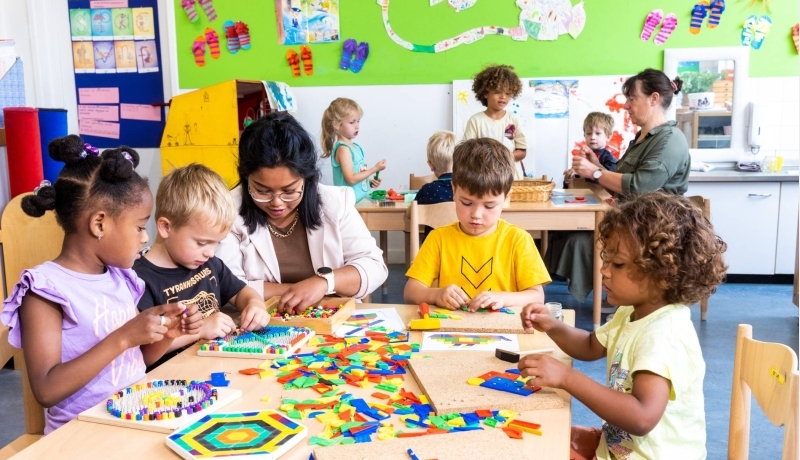 Leraar FastSwitch onderwijs kijkt mee met studenten.