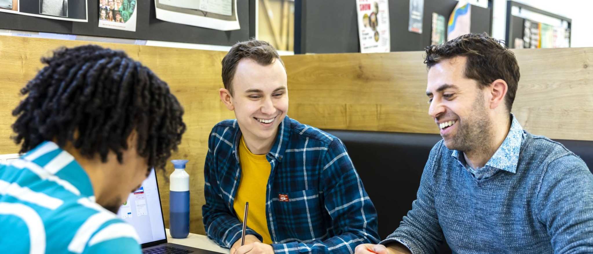Docent en student CMD aan het werk in de c-vleugel