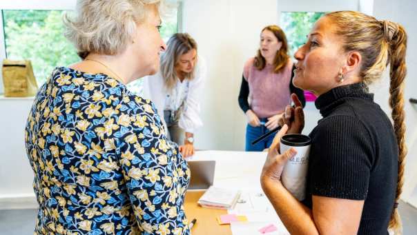 master sport- en beweeginnovatie student in gesprek met docent 2024