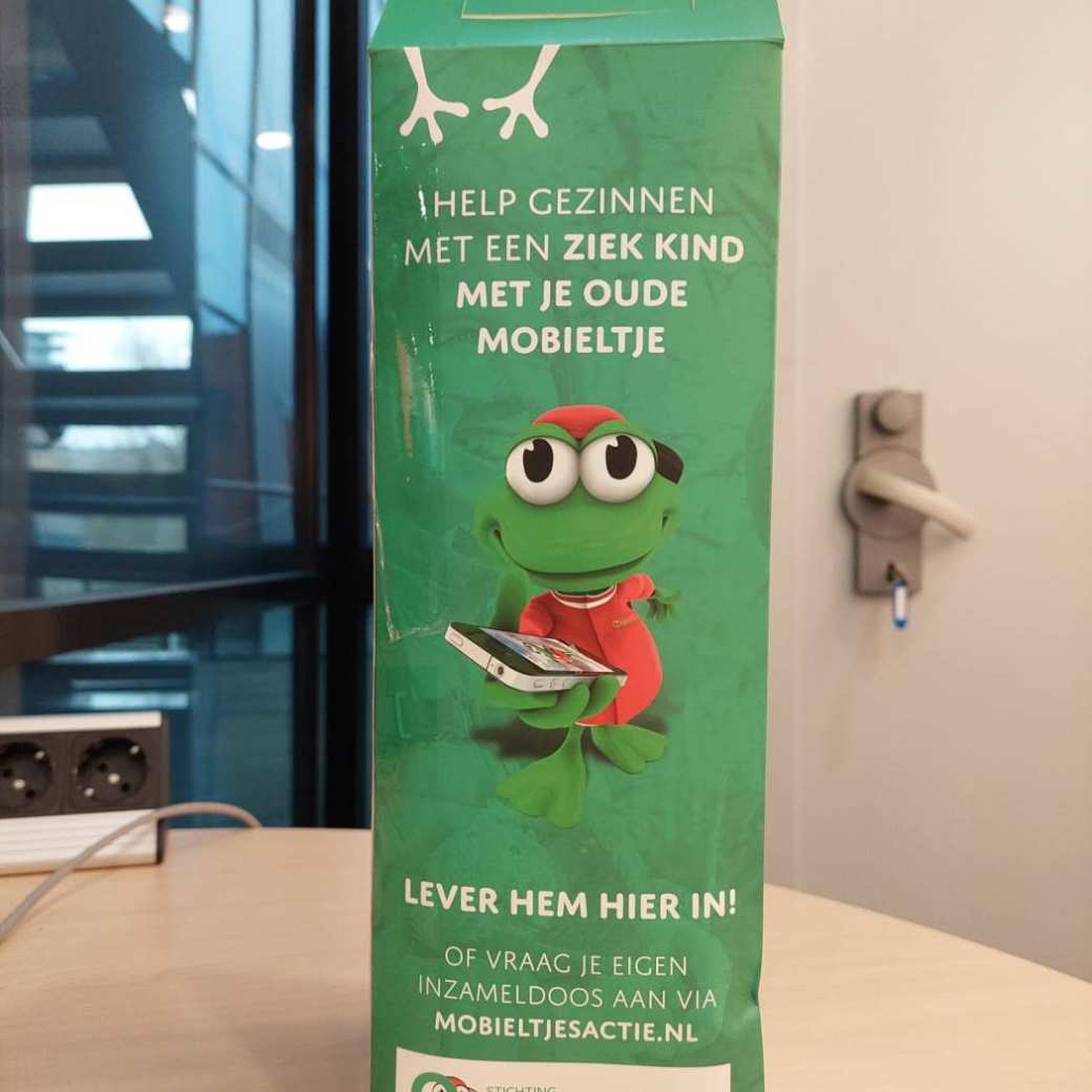 De doos met opdruk van Stichting Opkikker