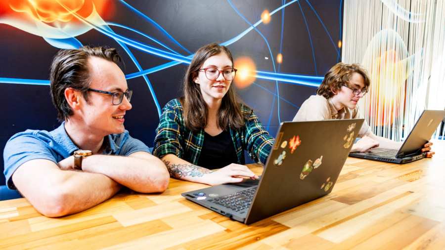 Bio-informatica docent en studenten werken samen