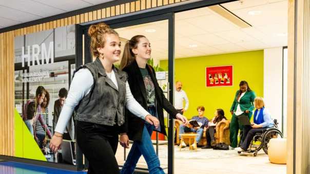 Studenten Human Resource Management in het HAN gebouw in Nijmegen