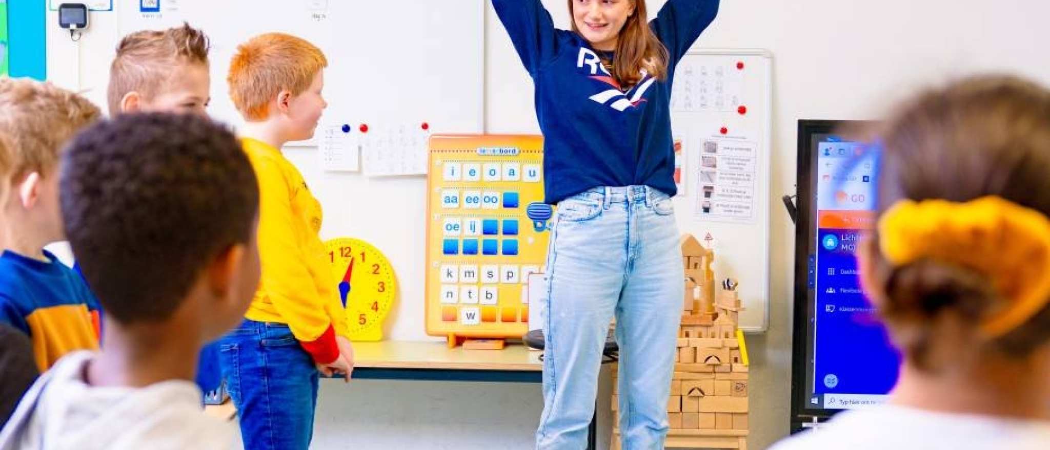 Speciaal Onderwijs op de school Lichtenbeek. Lerares geeft les aan de kinderen. 