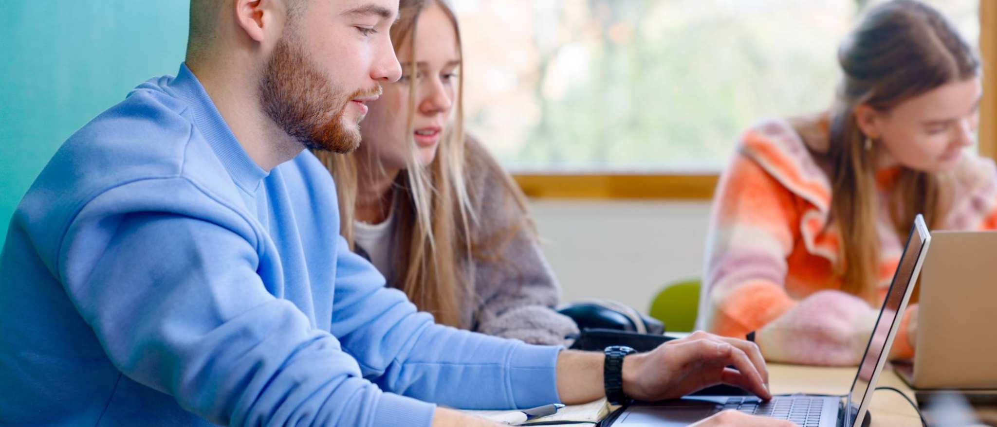 HAN Academie Educatie, Pabo, Pabo-ALO, ALPO, voltijd en deeltijd, Studenten achter laptop in lokaal, 2024