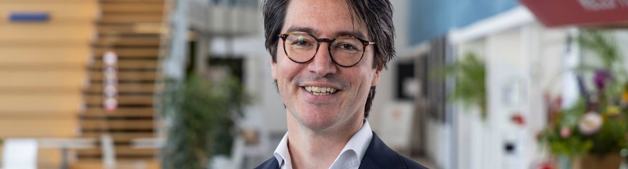 Op de foto zie je een potret van een lachende Jeroen Rijke, leading lector van het zwaartepunt Schoon en lector Sustainable River Management van de HAN