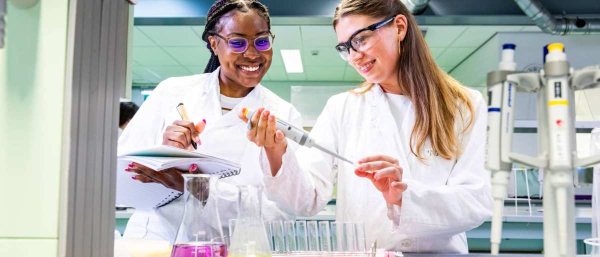 studenten met een pipet aan het werk in een bml lab